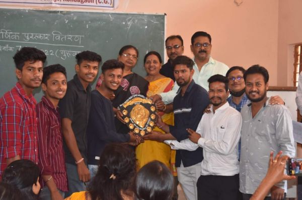 गुण्डाधुर कॉलेज मेें आजादी के अमृत महोत्सव स्पर्धाओं के विजेता पुरस्कृत
