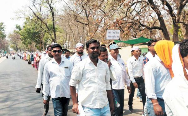 मांगों को पूरा करने हड़ताली मनरेगा कर्मियों ने रैली निकाली, मुख्यमंत्री के नाम सौंपा ज्ञापन