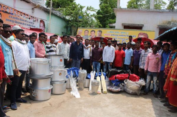 नारायणपुर विधायक ने  टैंकर, बर्तन और क्रिकेट किट का किया वितरण