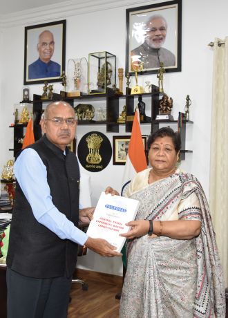 बस्तर विवि के कुलपति ने राज्यपाल को सौंपा केन्द्रीय ट्राईबल विवि के प्रस्ताव की प्रति