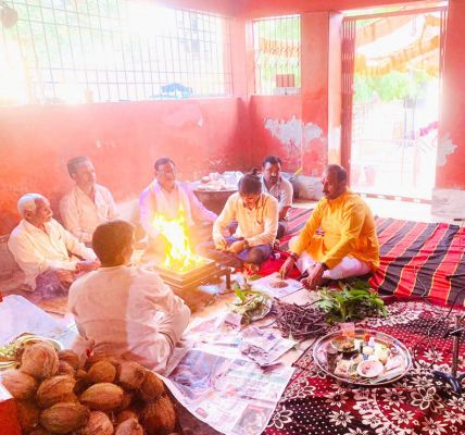 हनुमान जयंती पर भक्तों को बांटा महाप्रसाद