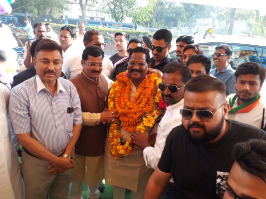 खैरागढ़ में जीत के बाद अंबिकापुर पंहुचे मंत्री अमरजीत का भव्य स्वागत, लड्डुओं से तौला