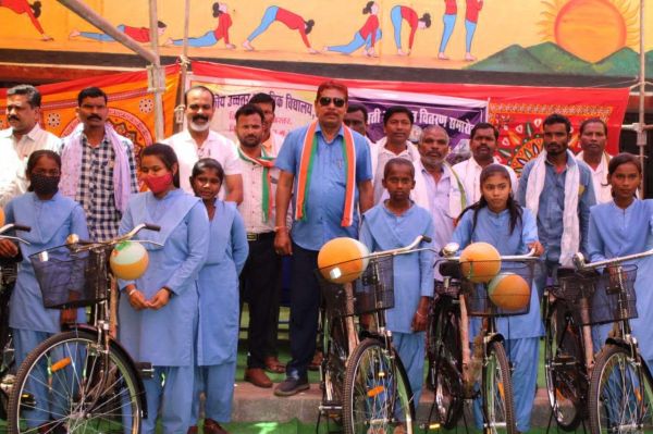 विधायक चंदन ने 165 बालिकाओं को दी साइकिल