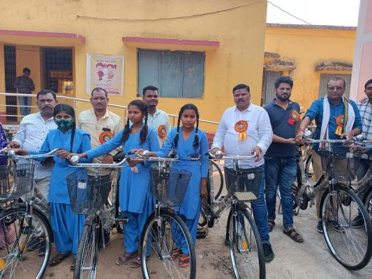 विधायक के हाथों 156 छात्राओं को मिली साइकिल