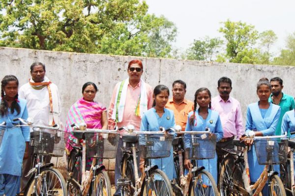 विधायक ने छात्राओं को बांटी साइकिल
