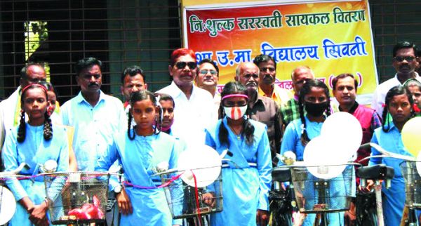 नारायणपुर विधायक के हाथों छात्राओं को मिली साइकिल