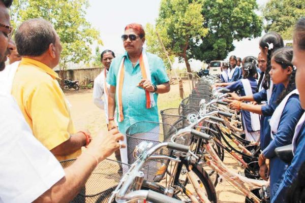 विधायक चंदन ने नदपुरा और बनियागांव में छात्राओं को बांटी साइकिल