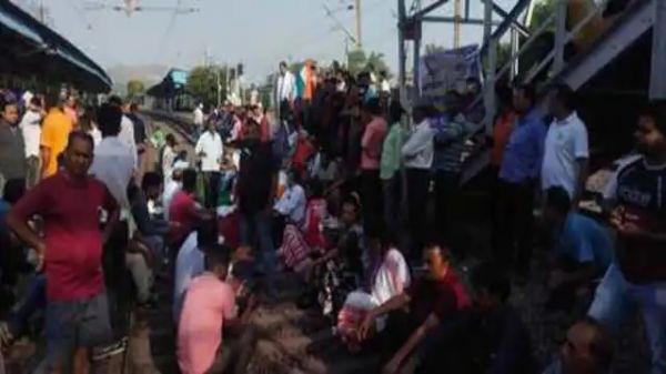 ब्रजराजनगर में पटरी पर उतरे लोग, दर्जन से ज्यादा ट्रेनों की आवाजाही पर असर