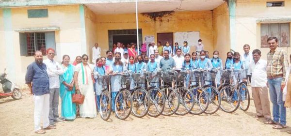 विधायक ने छात्राओं को  दी साइकिल