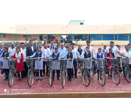 जनप्रतिनिधियों के हाथों छात्राओं को मिली साइकिल