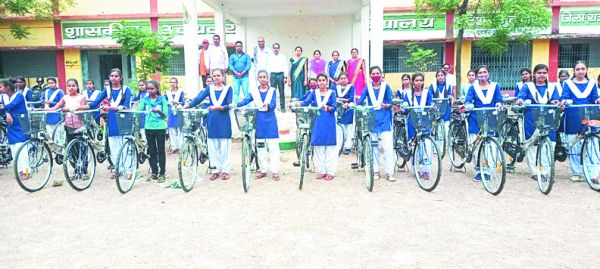 49 छात्राओं को साइकिल वितरण