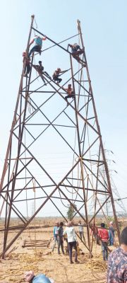  24 घंटे के भीतर खड़ा किया नया ईएचटी टावर, 70 गांव को फिर मिली बिजली