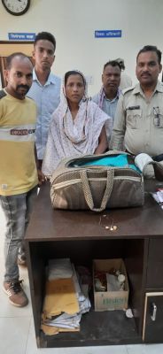 पुलिस ने 4 घंटे में ढूंढकर दिया महिला का बैग