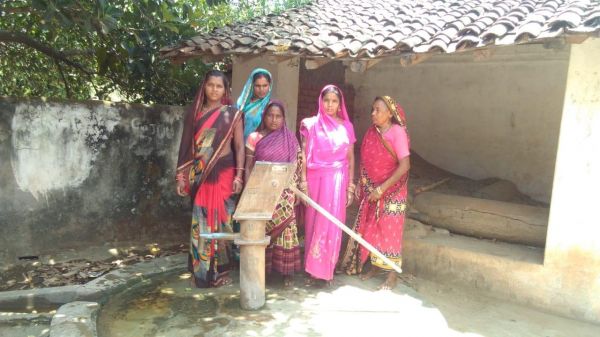 चारपाली में हैंडपंप खराब, ग्रामीण पानी की समस्या से जूझ रहे