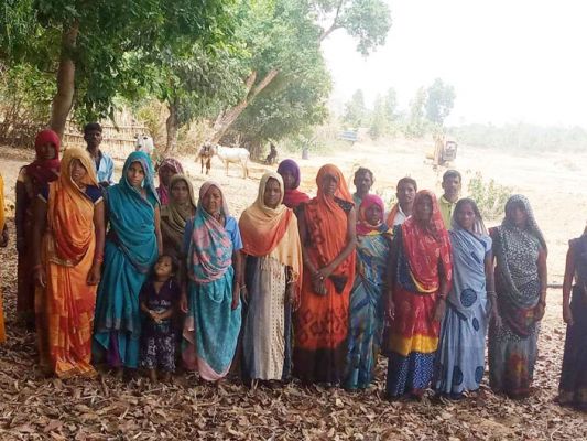रेत की अवैध खुदाई रोकने ग्रामीण महिलाएं धरने पर