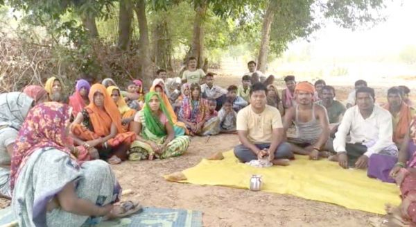 अवैध रेत खनन के खिलाफ महिलाएं धरने पर बैठीं