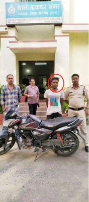 चोरी की बाईक खपाने ग्राहक से सौदा करते आरोपीगिरफ्तार