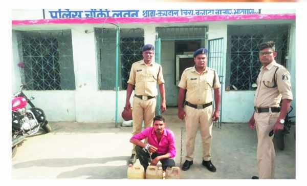 महुआ शराब के साथ दो गिरफ्तार