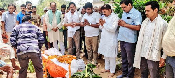 पूर्व सांसद चक्रधारी सिंह का राजकीय सम्मान के साथ अंतिम संस्कार