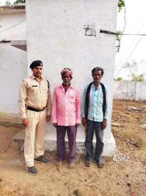 कच्ची महुआ शराब के साथ  दो आरोपी गिरफ्तार