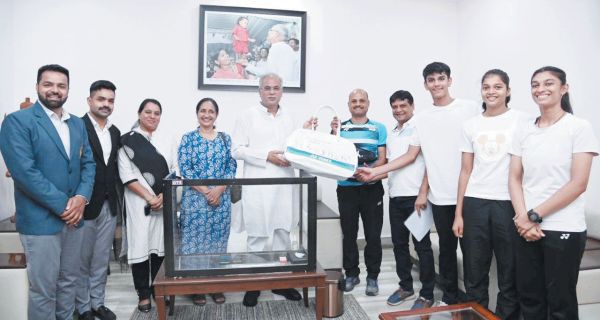 थॉमस कप विजेता भारतीय टीम ने सीएम भूपेश बघेल के लिए भेजा हस्ताक्षर किया हुआ बैडमिंटन किट
