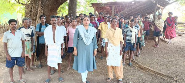धुरनक्सल गांव मानकापाल में दीपिका ने की ग्रामीणों से मुलाकात
