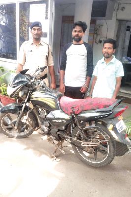 चोरी की मोटरसाइकिल बेचने ग्राहक तलाश रहे दो गिरफ्तार