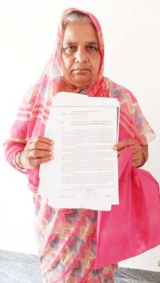अवैध कब्जा हटाने ढाई साल से चक्कर लगा रही बुजुर्ग महिला