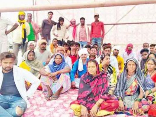 नौकरी मांगने अंबुजा के खिलाफ ग्रामीणों का मौन धरना