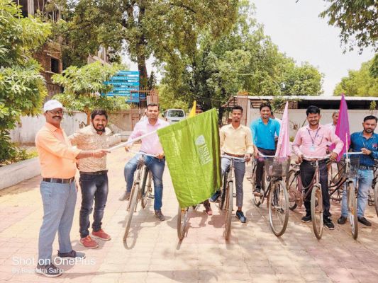 आईएसबीएम विवि के प्राध्यापकों, अफसरों व कर्मियों ने निकाली साइकिल रैली