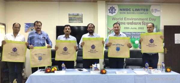 एनएमडीसी में विश्व पर्यावरण दिवस : कर्मियों को बांटे जूट बैग-पौधरोपण