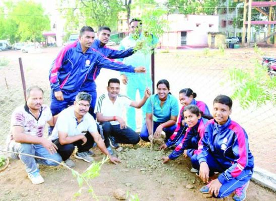 पुलिस अफसरों ने विद्यार्थियों संग रोपे पौधे, देखभाल कर पेड़ बनाने का संकल्प 