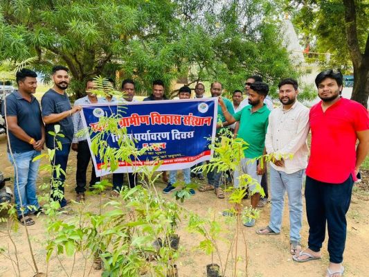 स्वदेश ग्रामीण विकास संस्थान के सदस्यों ने रोपे पौधे, जागरूकता कार्यक्रम