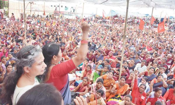 नियमितीकरण के लिए सैकड़ों आंगनबाड़ी कार्यकर्ता धरने पर