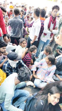 रावतपुरा सरकार विवि में छात्रों का प्रदर्शन
