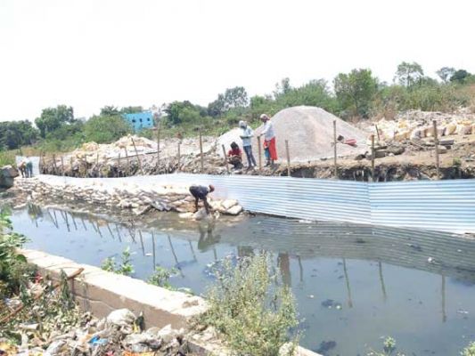 बड़ा नाला की दीवार टूटी, बारिश में भरेगा कुम्हार पारा में पानी