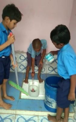 विद्यार्थियों से टॉयलेट सफाई कराने का वीडियो वायरल, बीईओ ने बनाई जांच टीम