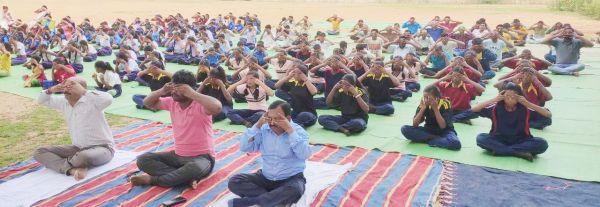 लखनपुर में जनपद स्तरीय योग दिवस, जनप्रतिनिधियों-अफसरों ने किया योग