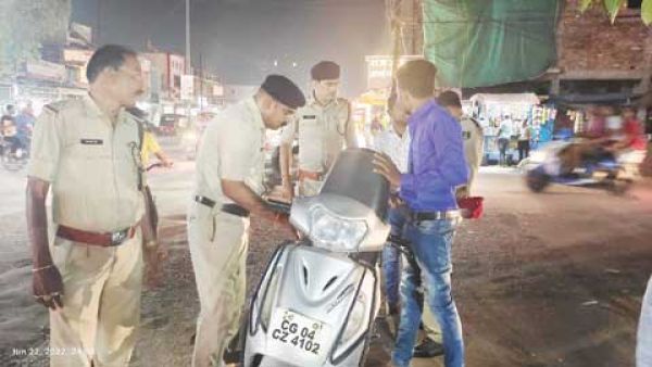 पुलिस ने रात किया पैदल पेट्रोलिंग, गाडिय़ों को भी चेक किया