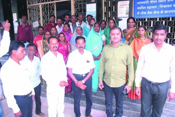 मधुसूदन के नेतृत्व में ग्रामीणों ने शिक्षकों की पदस्थापना की रखी मांग
