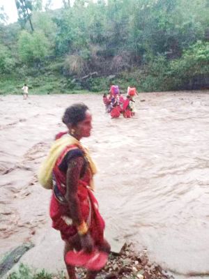 नीरा नदी में नहीं बना पुल, बारिश में अन्य गांवों से टूट जाता है संपर्क