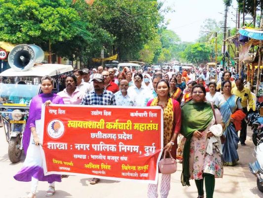 मांगों को ले अधिकारी-कर्मचारियों ने निकाली रैली, कामबंद हड़ताल पर रहे