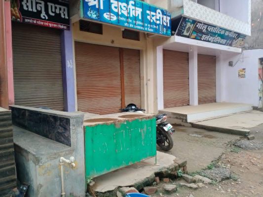 लखनपुर में दुकानें व शिक्षण संस्थाएं बंद रही