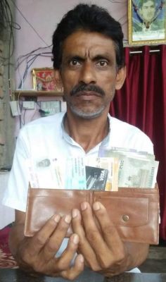 राहगीर ने रुपए से भरा पर्स लौटाया