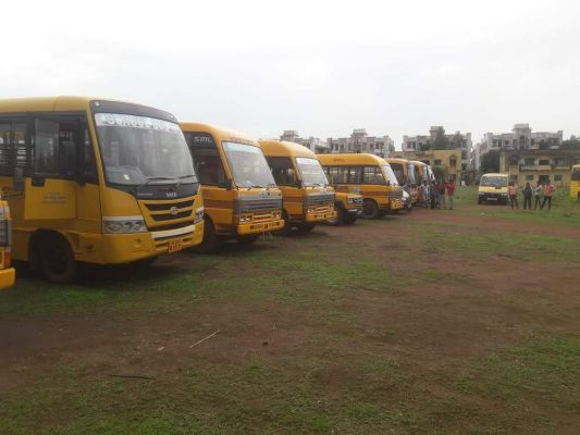 स्कूली बसों और चालकों की जांच में मिली खामियां, कागजात की कमी