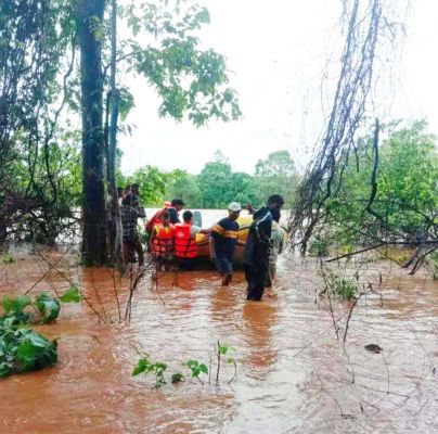 हफ्ते भर से बारिश, रेड अलर्ट, दर्जनों गांवों का संपर्क टूटा