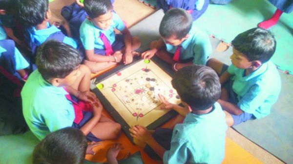 बालवाड़ी केंद्रों में बच्चें खेल आधारित गतिविधियों के जरिए पढऩा सीख रहे