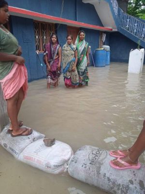  बाढ़ से 25 परिवार बेघर, सामुदायिक भवन में ठहराया, खाने-पीने के सामान बर्बाद