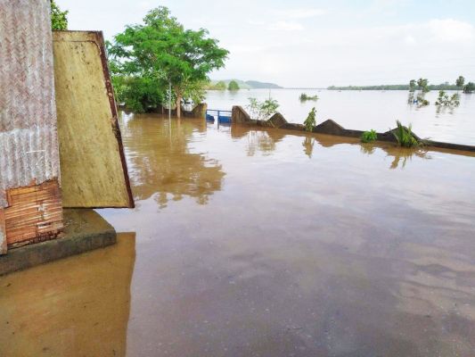 विधायक ने अफसरों संग किया बाढ़ ग्रस्त गांवों का दौरा, राहत सामान पहुंचाने निर्देश