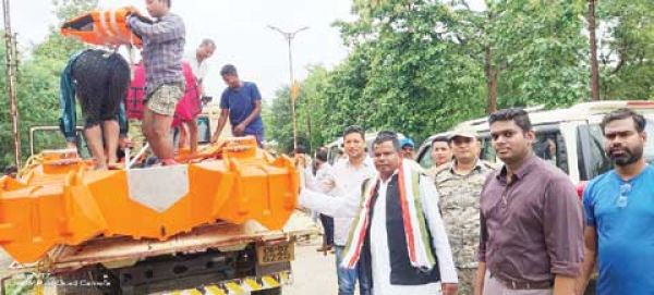 राहत सामग्री के साथ मंत्री लखमा